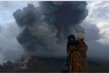 Как индонезийцы живут возле извергающегося вулкана
